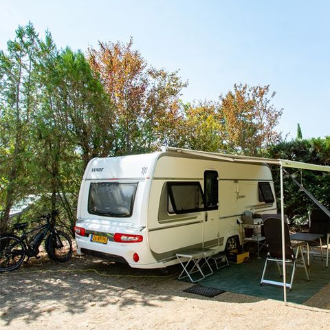 Kampeerplaats - Pakket voor 2 personen (staanplaats + auto + 10 A elektriciteit)