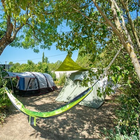 Kampeerplaats - Pakket voor 2 personen (staanplaats + auto + 10 A elektriciteit)