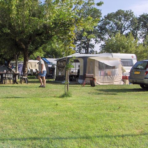 Kampeerplaats - Camperpakket (2 personen, 1 plaats, 1 voertuig)