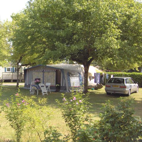 Kampeerplaats - Camperpakket (2 personen, 1 plaats, 1 voertuig)