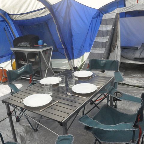 ZELT 4 Personen - Ausgestattetes Zelt
