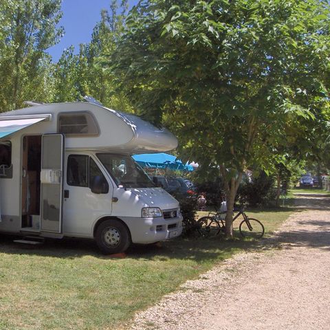 Kampeerplaats - Campingcar-arrangement (1 staanplaats + 1 campingcar + elektriciteit)