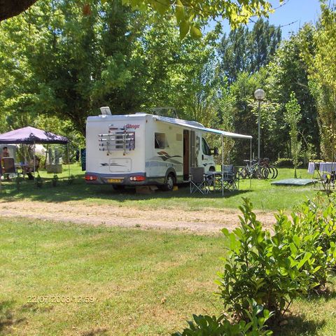 Kampeerplaats - Campingcar-arrangement (1 staanplaats + 1 campingcar + elektriciteit)