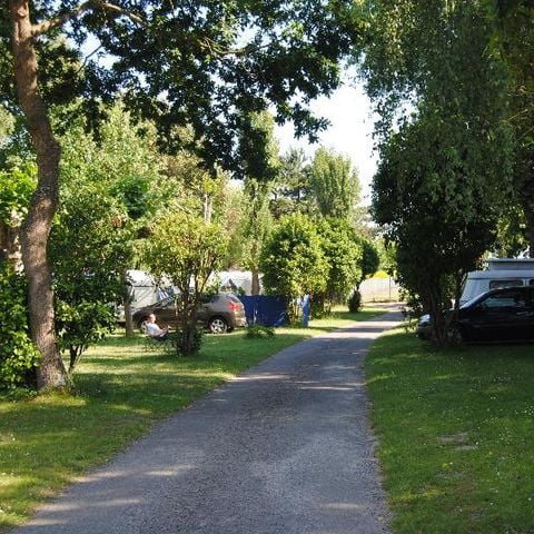 EMPLACEMENT - Empl. Raccordement Eau et Evacuation + voiture + douches chaudes + électricité 10A