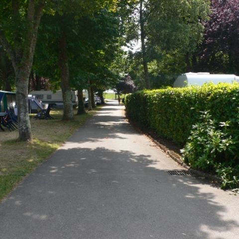 Stellplatz - Empl. Wasser- und Abwasseranschluss + Auto + warme Duschen + Strom 10A