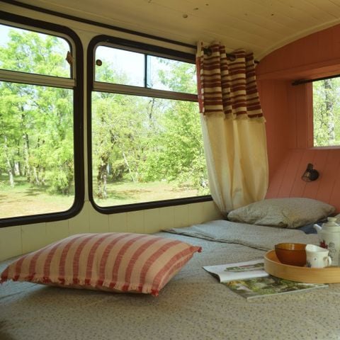 UNUSUAL ACCOMMODATION 4 people - Line 3C - adapted school bus