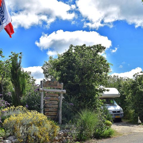 Stellplatz - Stellplätze mit hohem Komfort (Strom 10 Amp. + Wasser + Abwasser).