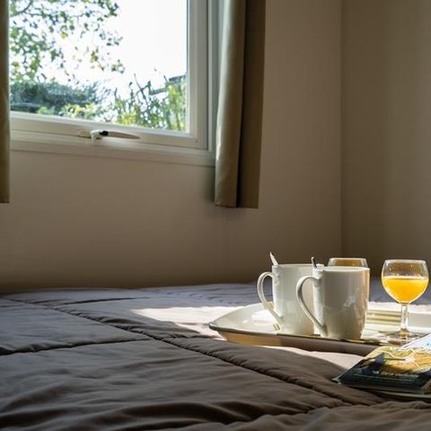 Stacaravan 2 personen - Stacaravan Beach 18.6m² (ouder dan 10 jaar) (1 slaapkamer) + Halfoverdekt houten terras + TV voor 2 personen