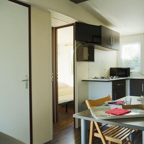 MOBILE HOME 2 people - Mobile-home Beach 18.6m² (over 10 years old) (1 bedroom) + Semi-covered wooden terrace + TV for 2 people