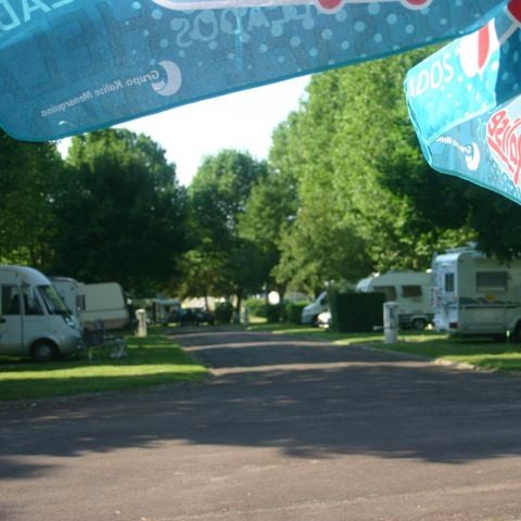 EMPLACEMENT - Forfait emplacement 2 pers + une installation+ une voiture ou 2 pers + camping-car