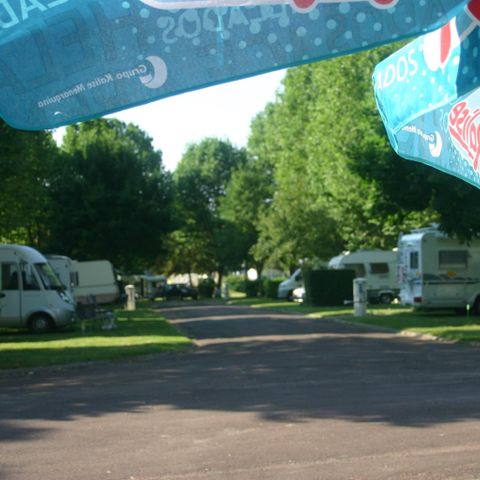 PARCELA - Parcela para 2 personas + una instalación + un coche o 2 personas + autocaravana