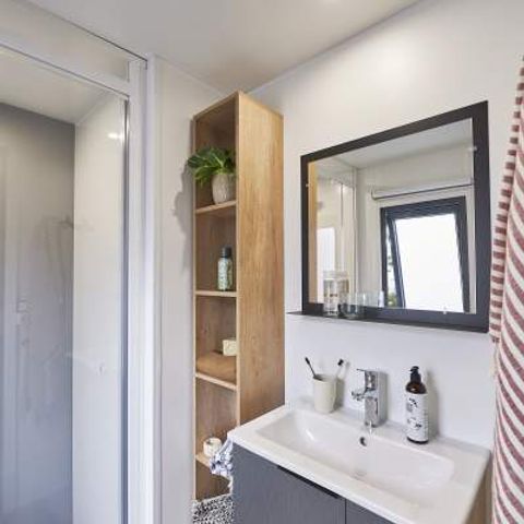 Mobilheim 6 personen - Premium 33m² 3 Schlafzimmer + Terrasse + TV + LV + BBQ + Fußgängerzone