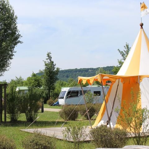 Kampeerplaats - Natuurpakket: traditionele standplaats zonder elektriciteit / 120 m².