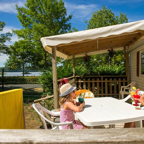 BUNGALOW 4 personnes - Mobil-home | Comfort XL | 2 Ch. | 4 Pers. | Terrasse surélevée | Clim. | TV