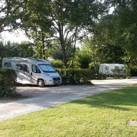 STAANPLAATS - standaardpakket voor 2 personen - elektriciteit tegen extra kosten