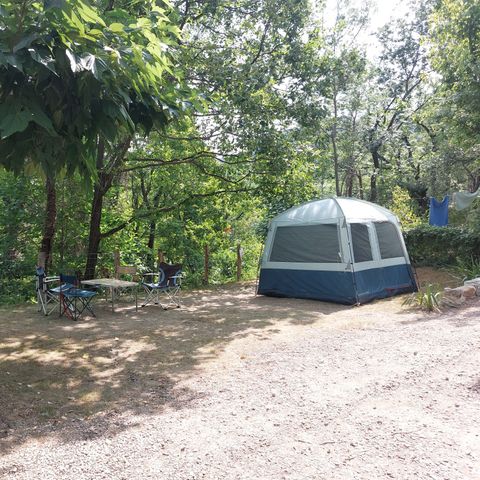 STAANPLAATS - Comfort pakket - Een auto / tent, caravan of camper + 6A elektriciteit