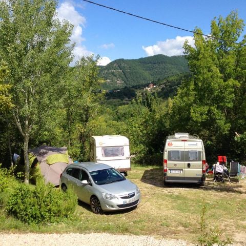 EMPLACEMENT - Forfait confort - Une voiture / tente, caravane ou camping-car + électricité 6A