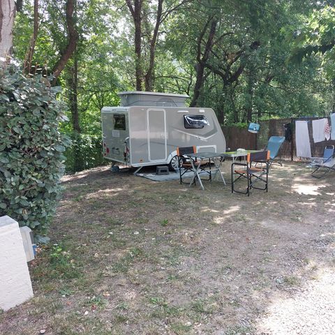STAANPLAATS - Comfort pakket - Een auto / tent, caravan of camper + 6A elektriciteit