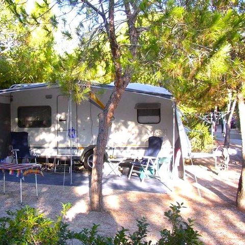 PLOT - Plus (1 car 1 caravan/tent/camping-car electricity + water)