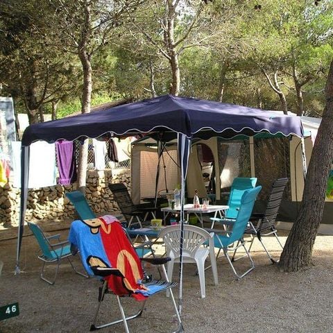 EMPLACEMENT - Plus (1 voiture   1 caravane/tente/camping-car   électricité +eau)