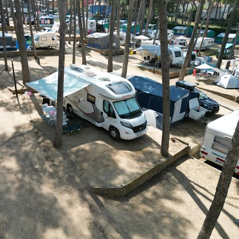 Stellplatz - Stellplatz Standard Confort (60-75m2): Auto + Wohnwagen oder Wohnmobil oder Zelt + Strom