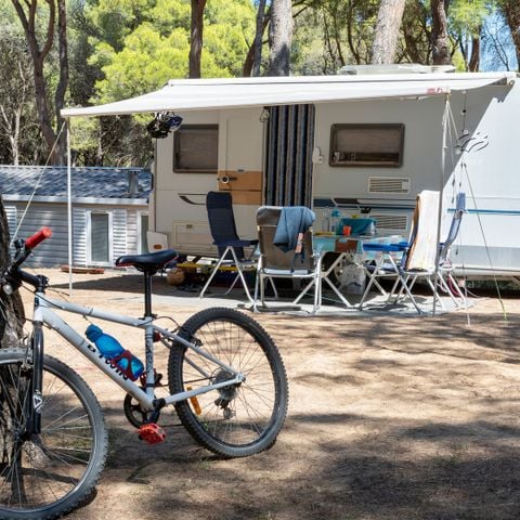 Kampeerplaats - Standaard Comfort standplaats (60-75m2): auto + caravan of camper of tent + elektriciteit