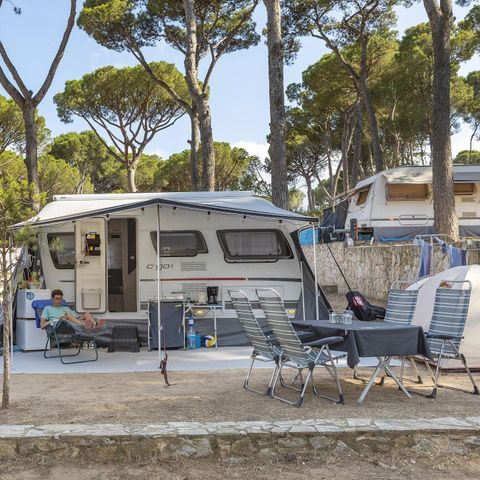 Kampeerplaats - Standaard Comfort standplaats (60-75m2): auto + caravan of camper of tent + elektriciteit