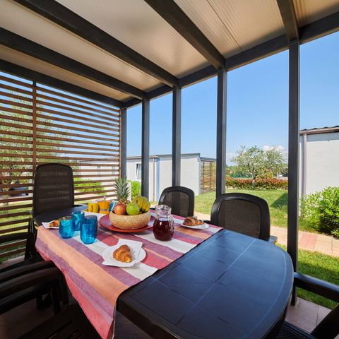 Stacaravan 4 personen - Comfort | 2 slaapkamers | 4 pers | Verhoogd terras | 2 badkamers | Airconditioning | TV