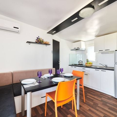 Stacaravan 4 personen - Comfort | 2 slaapkamers | 4 pers | Verhoogd terras | 2 badkamers | Airconditioning | TV