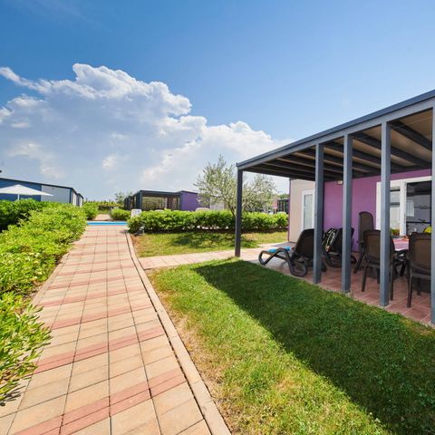 BUNGALOW 6 personnes - Comfort | 3 Ch. | 6 Pers. | Terrasse surélevée | 2 SDB | Clim. | TV
