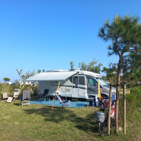 STAANPLAATS - Standplaats Master XL (120m²): auto + tent/caravan of camper + 10A elektriciteit + water en afvoer + WIFI
