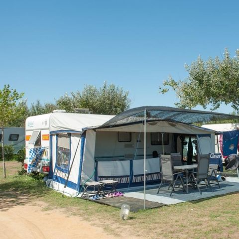 Kampeerplaats - Standplaats Master XL (120m²): auto + tent/caravan of camper + 10A elektriciteit + water en afvoer + WIFI