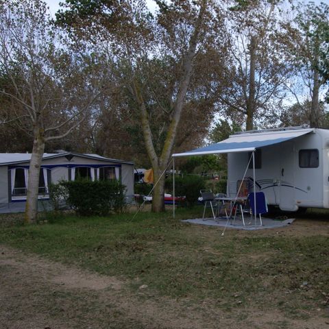 Kampeerplaats - Standplaats Master XL (120m²): auto + tent/caravan of camper + 10A elektriciteit + water en afvoer + WIFI
