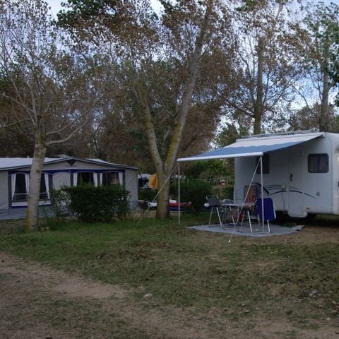 STAANPLAATS - Standplaats Master XL (120m²): auto + tent/caravan of camper + 10A elektriciteit + water en afvoer + WIFI