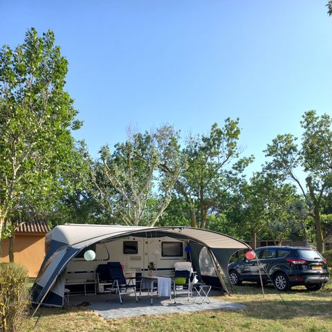 Kampeerplaats - Standplaats Master XL (120m²): auto + tent/caravan of camper + 10A elektriciteit + water en afvoer + WIFI