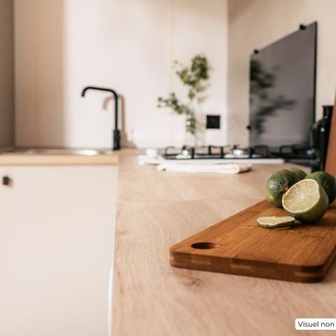 Stacaravan 2 personen - Homeflower Premium - 1 slaapkamer + halfoverdekt terras + tv + vaatwasser + airconditioning + Bedlinnenpakket inbegrepen