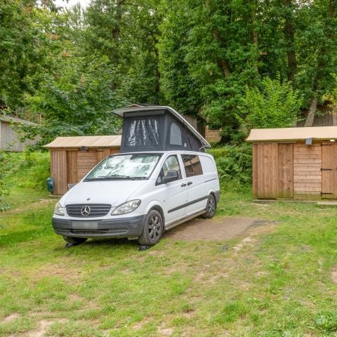 Emplacement - Forfait Premium : emplacement électrifié équipé d'une Freecamp