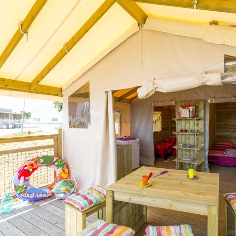 Tenda in tela e legno 5 persone - C- Lodge Pilotis - 2 camere da letto 24m² con terrazza coperta