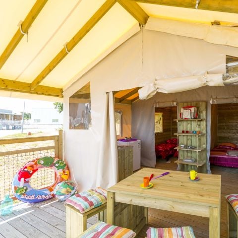 Tente en toile et en bois 5 personnes - C- Lodge Pilotis - 2 chambres 24m² avec terrasse couverte