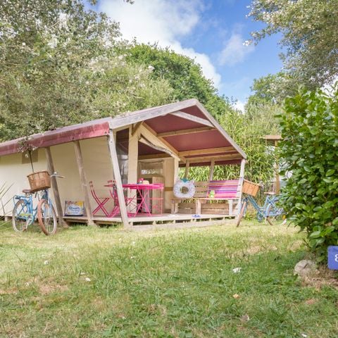 Canvas and wooden tent 4 persons - Freeflower Standard 28m² (2 bedrooms) + covered terrace 8m²- without sanitary facilities and without bathroom | 4 people