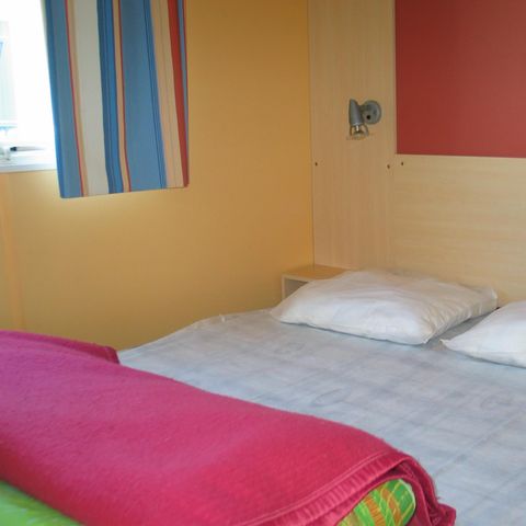Mobilhome 2 personnes - Standard 17m² (1 chambre) + terrasse intégrée couverte 9m² + TV 2/3 pers
