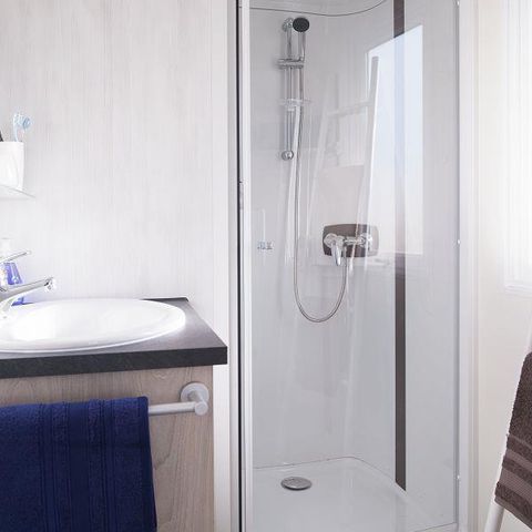 Mobilheim 5 personen - remium 30m² (2 Zimmer) + überdachte Terrasse 10m² + Bettwäsche + Handtücher + LV + TV 4/5 Pers.