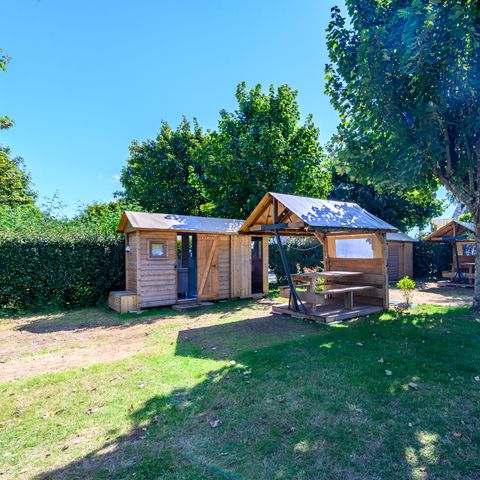 EMPLACEMENT - Forfait Premium : emplacement 10A équipé d'une Freecamp (cabane avec sanitaires et cuisine ouverte) | 2/6 personnes