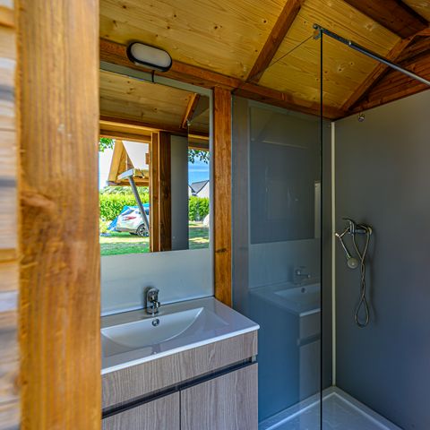 Pitch - Premium package: 10A pitch equipped with a Freecamp (cabin with sanitary facilities and open kitchen) | 2/6 people