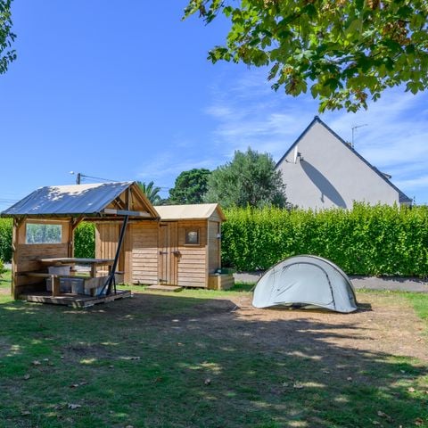 Stellplatz - Pauschale Premium: Stellplatz 10A mit einem Freecamp ausgestattet (Hütte mit Sanitäranlagen und offener Küche) | 2/6 Personen