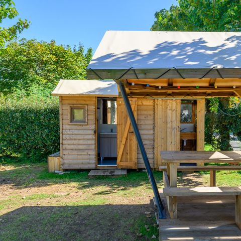 Stellplatz - Pauschale Premium: Stellplatz 10A mit einem Freecamp ausgestattet (Hütte mit Sanitäranlagen und offener Küche) | 2/6 Personen