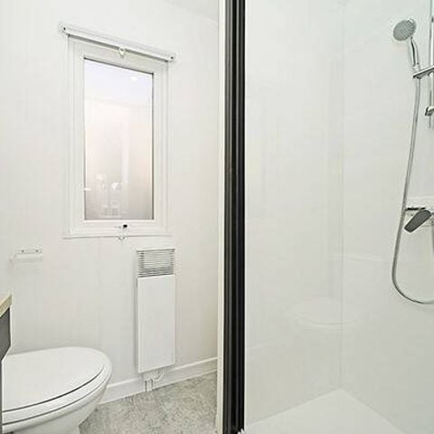 Mobilheim 6 Personen - Premium | 3 Zi. | 6 Pers. | Erhöhte Terrasse | 2 Bäder | Klimaanlage