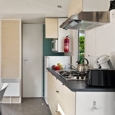 BUNGALOW 4 personnes - Mobil-home | Comfort | 2 Ch. | 4 Pers. | Terrasse surélevée | 1 SDB | Clim.