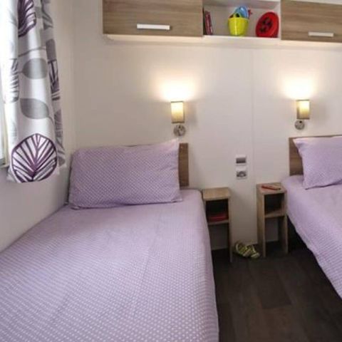 Mobilheim 4 Personen - Premium | 2 Zimmer | Kapazität 4 Personen | Halbüberdachte Terrasse | 1 Badezimmer | Klimaanlage