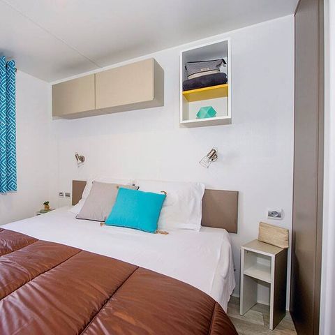 Mobilheim 8 personen - Premium | 3 Zimmer | Kapazität 6-8 Personen | Halbüberdachte Terrasse | 1 Badezimmer | Klimaanlage